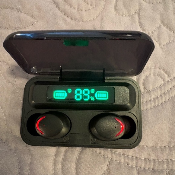 True wireless earbuds with power bank & digital display - Picture 7 of 8